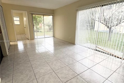 Снять в аренду виллу или дом в Халландейл-Бич, Флорида 2 спальни, 309.36м2, № 2025700 - фото 2