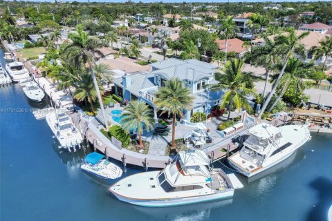 House in Lighthouse Point, Florida 4 bedrooms, 323.11 sq.m. № 1735909 - photo 1