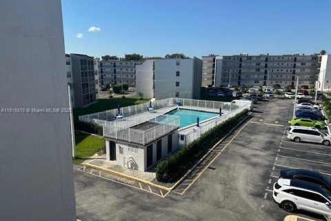 Condo in Miami, Florida, 2 bedrooms  № 1774273 - photo 3