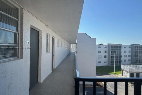 Condo in Miami, Florida, 2 bedrooms  № 1774273 - photo 2