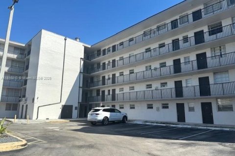 Condo in Miami, Florida, 2 bedrooms  № 1774273 - photo 1