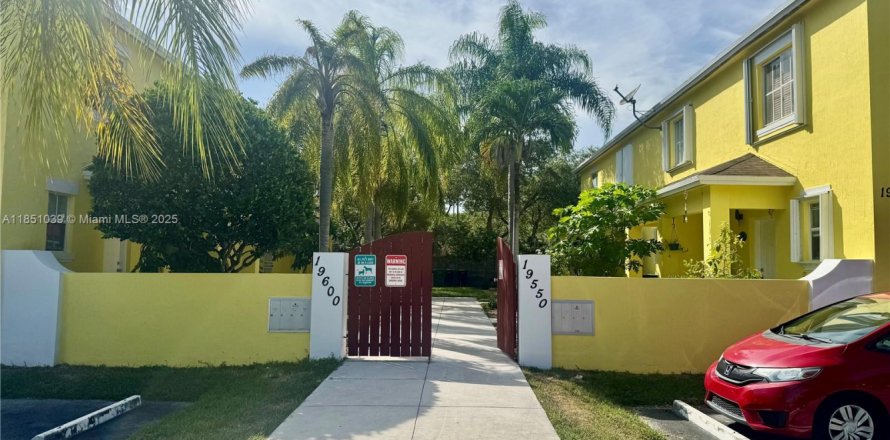 Townhouse in Cutler Bay, Florida 2 bedrooms, 94.76 sq.m. № 1855270