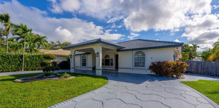 Дом в Майами, Флорида 4 спальни, 210.05м2 № 2016997