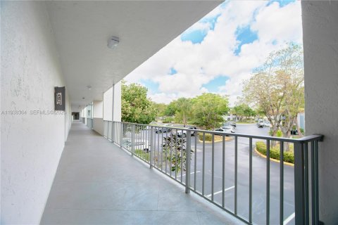 Condo in Tamarac, Florida, 1 bedroom  № 2000749 - photo 13