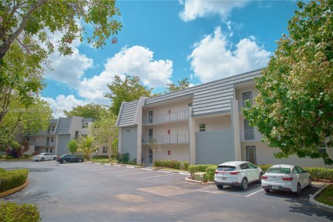 Condo in Tamarac, Florida, 1 bedroom  № 2000749 - photo 9