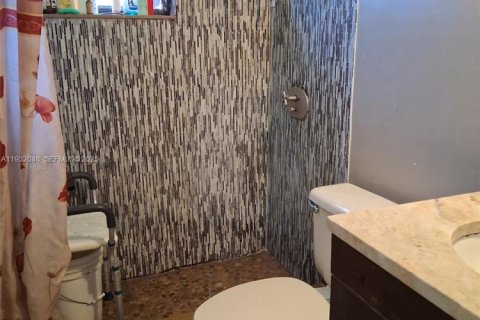 House in Miami, Florida 5 bedrooms, 192.12 sq.m. № 1990770 - photo 13