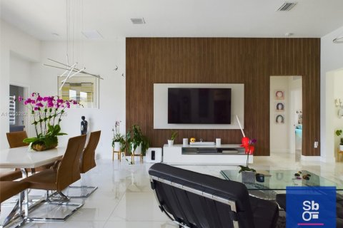Casa en venta en Miami, Florida, 4 dormitorios, 180.14 m2 № 2029094 - foto 13