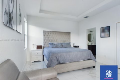 Casa en venta en Miami, Florida, 4 dormitorios, 180.14 m2 № 2029094 - foto 16