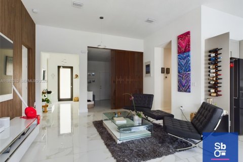 Casa en venta en Miami, Florida, 4 dormitorios, 180.14 m2 № 2029094 - foto 4