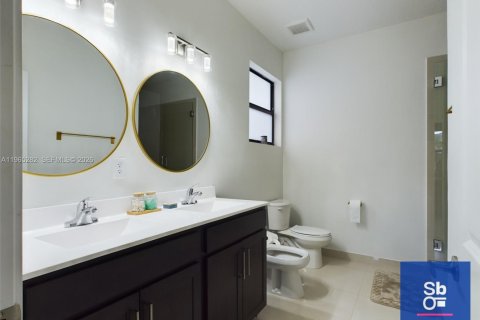 Casa en venta en Miami, Florida, 4 dormitorios, 180.14 m2 № 2029094 - foto 23