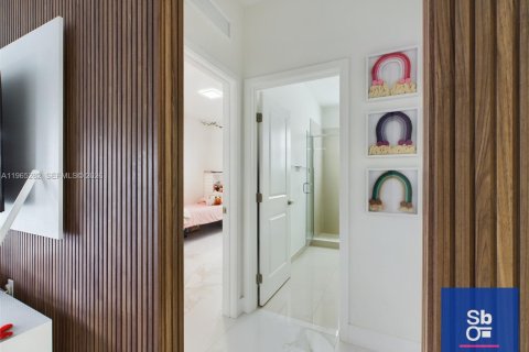 Casa en venta en Miami, Florida, 4 dormitorios, 180.14 m2 № 2029094 - foto 5