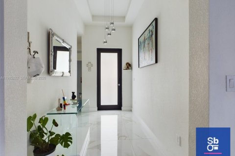 Casa en venta en Miami, Florida, 4 dormitorios, 180.14 m2 № 2029094 - foto 15