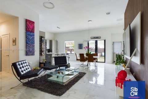 Casa en venta en Miami, Florida, 4 dormitorios, 180.14 m2 № 2029094 - foto 8