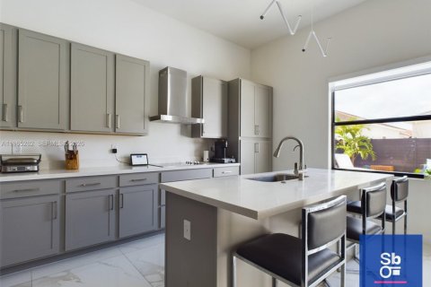 Casa en venta en Miami, Florida, 4 dormitorios, 180.14 m2 № 2029094 - foto 9