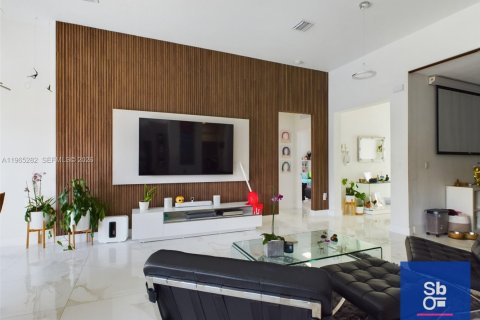 Casa en venta en Miami, Florida, 4 dormitorios, 180.14 m2 № 2029094 - foto 3