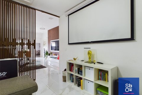 Casa en venta en Miami, Florida, 4 dormitorios, 180.14 m2 № 2029094 - foto 12