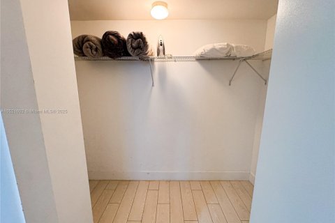 Copropriété à louer à Hallandale Beach, Floride: 2 chambres № 2018804 - photo 10