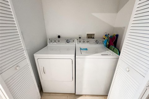 Copropriété à louer à Hallandale Beach, Floride: 2 chambres № 2018804 - photo 15