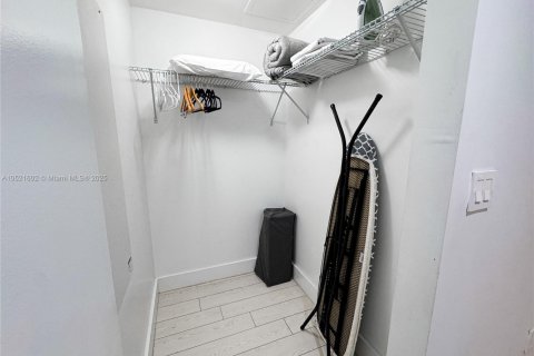 Copropriété à louer à Hallandale Beach, Floride: 2 chambres № 2018804 - photo 11