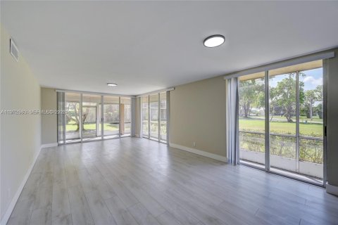 Condominio en venta en Tamarac, Florida, 3 dormitorios, 136.47 m2 № 2033396 - foto 6