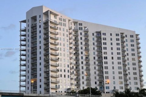 Copropriété à louer à Miami, Floride: 2 chambres, 99.68 m2 № 2428149 - photo 4