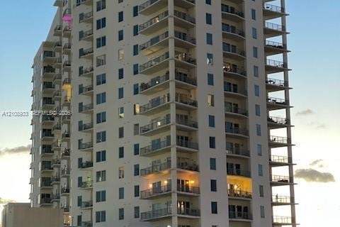 Copropriété à louer à Miami, Floride: 2 chambres, 99.68 m2 № 2428149 - photo 2