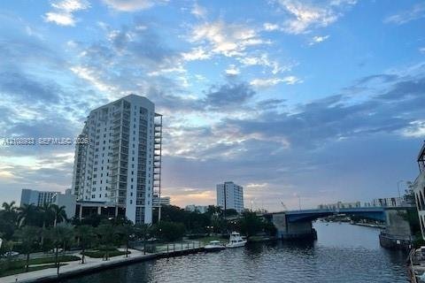 Copropriété à louer à Miami, Floride: 2 chambres, 99.68 m2 № 2428149 - photo 3