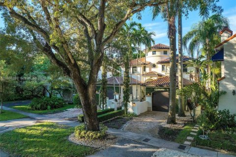 Casa en alquiler en Coral Gables, Florida, 3 dormitorios, 214.7 m2 № 1998806 - foto 2