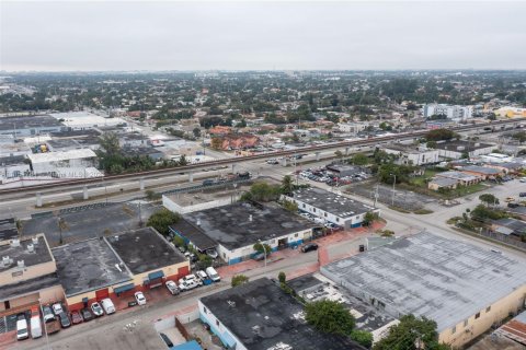 Propiedad comercial en venta en Hialeah, Florida № 1959776 - foto 12
