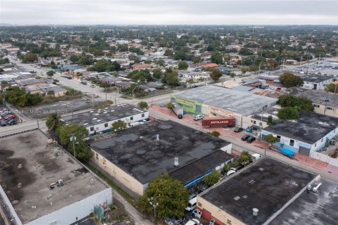 Propiedad comercial en venta en Hialeah, Florida № 1959776 - foto 9