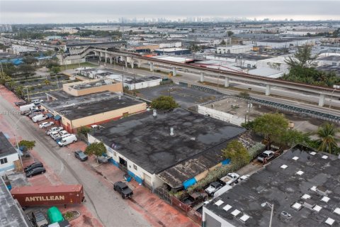 Propiedad comercial en venta en Hialeah, Florida № 1959776 - foto 3