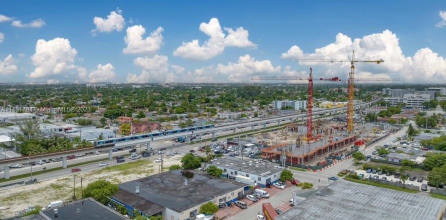 Propiedad comercial en Hialeah, Florida № 1959776