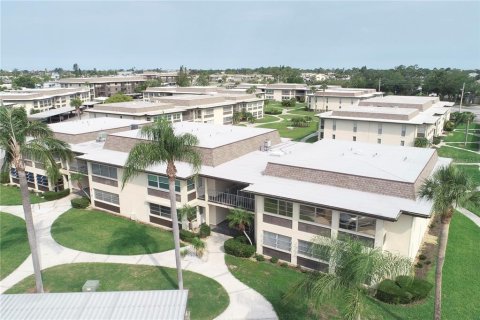 Купить кондоминиум в Нью-Порт-Ричи, Флорида 4 комнаты, 68м2, № 1767918 - фото 2