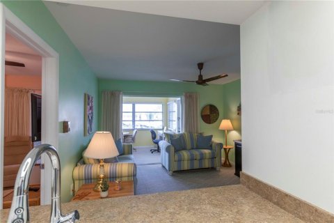 Condo in New Port Richey, Florida, 1 bedroom  № 1767918 - photo 12