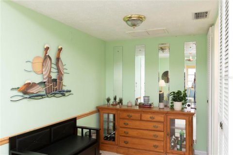 Condo in New Port Richey, Florida, 1 bedroom  № 1767918 - photo 8