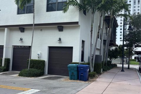Touwnhouse à louer à Doral, Floride: 4 chambres, 194.72 m2 № 1948854 - photo 2
