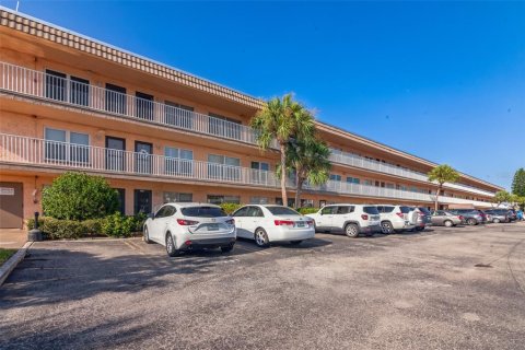 Condominio en venta en Kenneth City, Florida, 2 dormitorios, 124.95 m2 № 1304448 - foto 1
