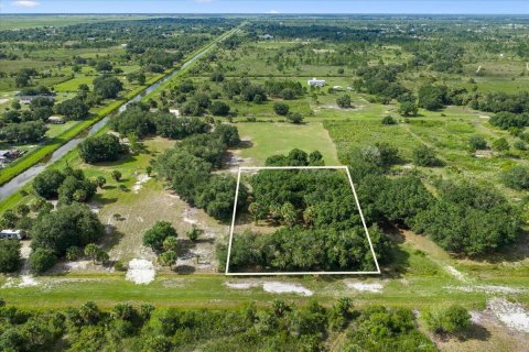 Commercial property in Okeechobee, Florida № 2246377
