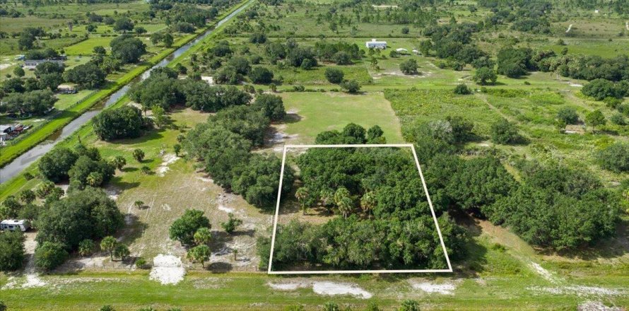Commercial property in Okeechobee, Florida № 2246377