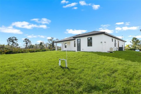 House in Lehigh Acres, Florida 3 bedrooms № 2051349 - photo 30