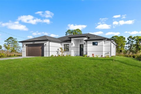 House in Lehigh Acres, Florida 3 bedrooms № 2051349 - photo 2