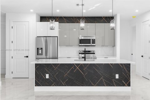 House in Lehigh Acres, Florida 3 bedrooms № 2051349 - photo 4