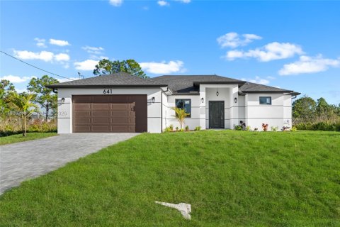 House in Lehigh Acres, Florida 3 bedrooms № 2051349