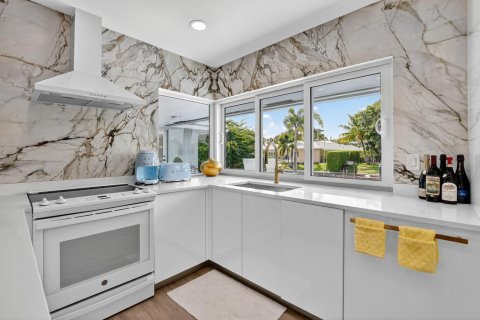 House in Boca Raton, Florida 3 bedrooms, 182.55 sq.m. № 2146894 - photo 14
