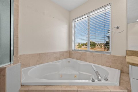 House in Gainesville, Florida 3 bedrooms, 170.48 sq.m. № 2110063 - photo 24