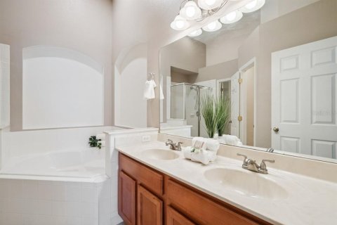 House in Orlando, Florida 4 bedrooms, 200.67 sq.m. № 2119270 - photo 15