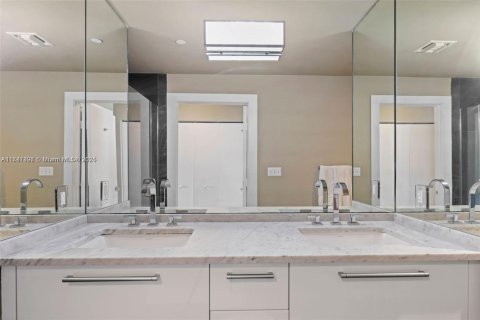 Condominio en venta en Miami, Florida, 1 dormitorio, 95.78 m2 № 1702330 - foto 16