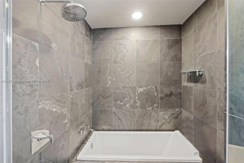 Condominio en venta en Miami, Florida, 1 dormitorio, 95.78 m2 № 1702330 - foto 18