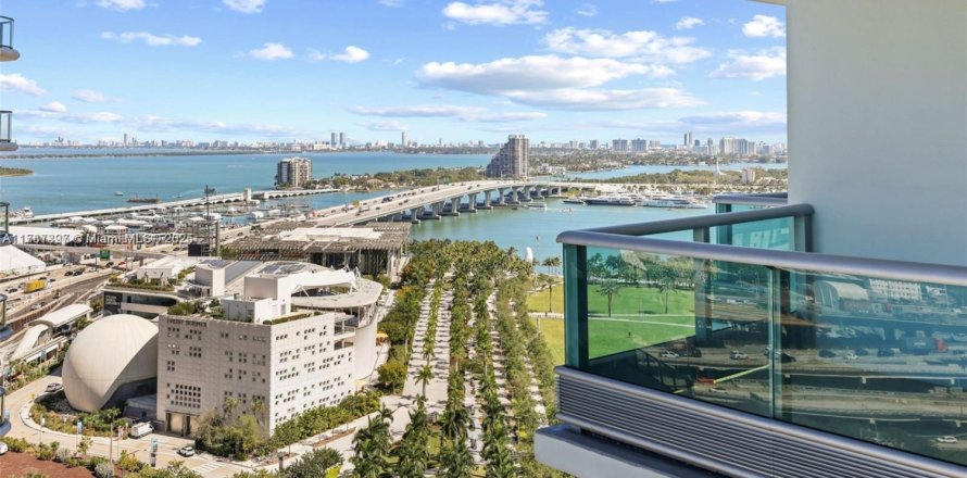 Condominio en Miami, Florida, 1 dormitorio  № 1702330