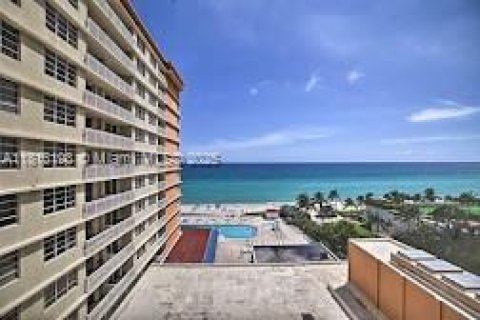 Condominio en venta en Sunny Isles Beach, Florida, 33.44 m2 № 1977507 - foto 20